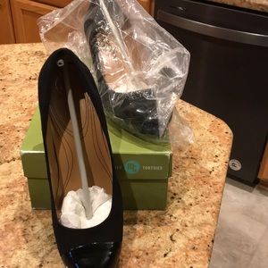 Black suede leather 2 1/2 heel pumps